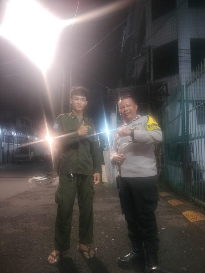 
					Bhabinkamtibmas Duri Pulo Sambangi Satkamling 02, Tekankan Kewaspadaan dan Ketertiban Lingkungan