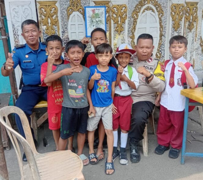 
					Bhabinkamtibmas Duri Pulo Beri Edukasi Kamtibmas dan Bimbingan Positif kepada Anak-Anak di Lingkungan RW 012