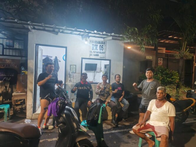 
					Patroli Siskamling Bhabinkamtibmas di RW 05 Petojo Selatan, Perkuat Kewaspadaan Lingkungan