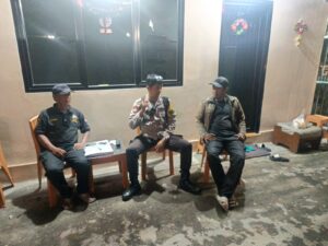 Patroli Siskamling RW 06, Bhabinkamtibmas Petojo Selatan Perkuat Kewaspadaan Lingkungan