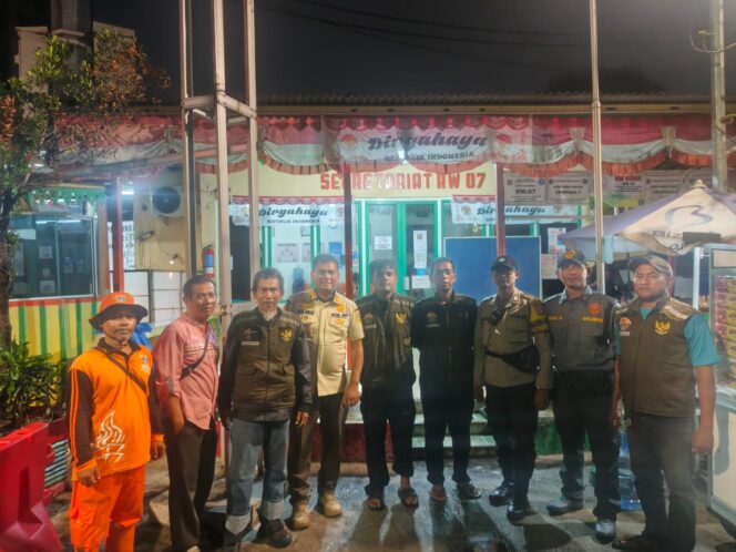 
					Patroli Siskamling RW 07 Petojo Selatan Perkuat Sinergi Jaga Lingkungan