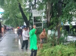 Kecepatan Bhabinkamtibmas Dan Pihak Terkait” Tutup Jalan Sementara, Tangani Pohon Tumbang di Wahidin 2”