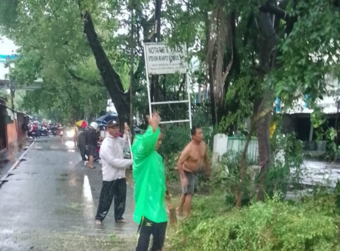 
					Kecepatan Bhabinkamtibmas Dan Pihak Terkait” Tutup Jalan Sementara, Tangani Pohon Tumbang di Wahidin 2”