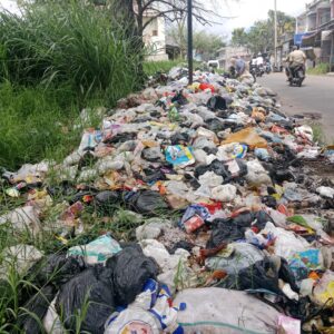 Sampah Menggunung di Jalan Raya Andir: Pembiaran Sistematis atau Gagal Kelola Lingkungan?
