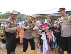 Polres Tapteng Bagikan Bantuan Pakaian untuk Korban Banjir
