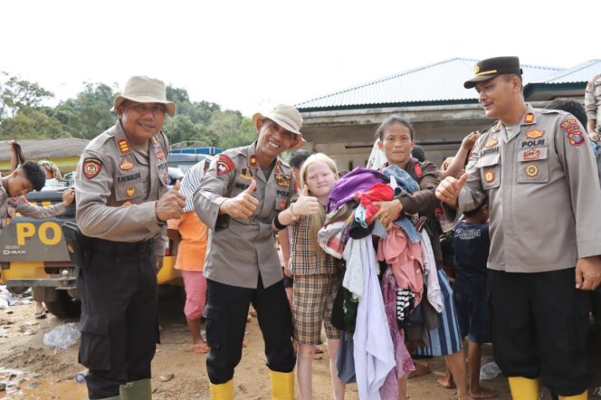 
					Polres Tapteng Bagikan Bantuan Pakaian untuk Korban Banjir
