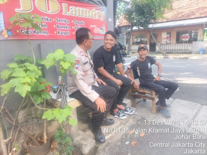 
					Patroli Dialogis dan Sambang Warga Door to Door, Bhabinkamtibmas Johar Baru Perkuat Cooling System di RT 15/RW 01