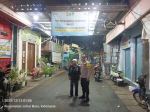 Dekatkan Diri dengan Masyarakat, Bhabinkamtibmas Kampung Rawa Sambang Pos Kamling RW 03 dan Cooling System