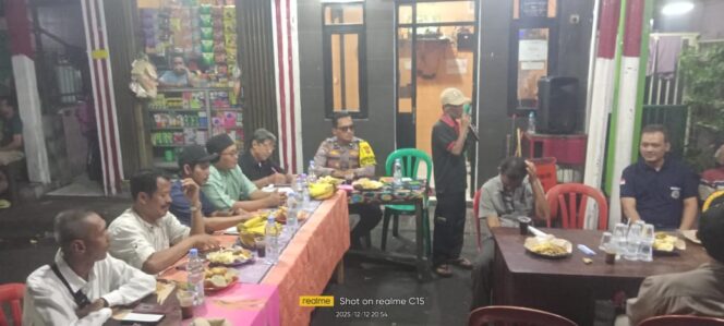 
					Jalin Silaturahmi dan Kamtibmas, Polisi Hadiri Pertemuan Rutin Warga RW 02 Kampung Rawa