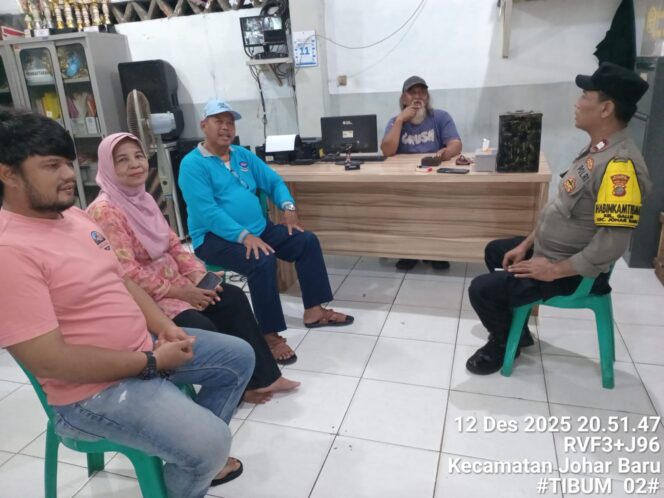 
					Sambang Tokoh Masyarakat di Balai Warga RW 02 Galur, Polisi Ajak Warga Jaga Kamtibmas