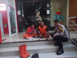 Sambangi Petugas PPSU, Bhabinkamtibmas Kebon Kacang Sampaikan Imbauan Kamtibmas
