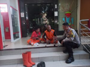 Sambangi Petugas PPSU, Bhabinkamtibmas Kebon Kacang Sampaikan Imbauan Kamtibmas