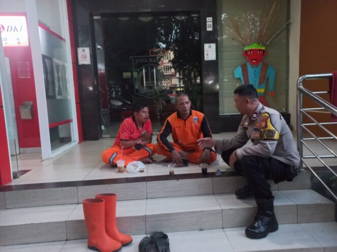 
					Sambangi Petugas PPSU, Bhabinkamtibmas Kebon Kacang Sampaikan Imbauan Kamtibmas