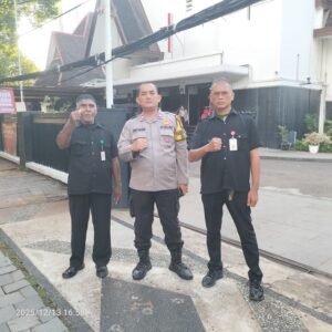 Bhabinkamtibmas Menteng Amankan Ibadah Natal Alumni Del 2025 di GPIB Paulus
