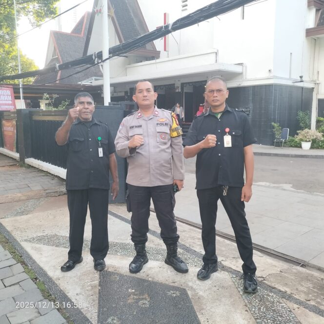 
					Bhabinkamtibmas Menteng Amankan Ibadah Natal Alumni Del 2025 di GPIB Paulus
