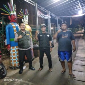 Bhabinkamtibmas Menteng Sambangi Satkamling Dinihari, Ajak Warga RT 10 RW 08 Perkuat Keamanan Lingkungan