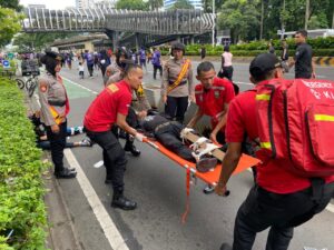 Polisi Bersepeda Sigap Bantu Evakuasi Korban Laka di CFD Jakarta