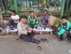 Bhabinkamtibmas Gambir Sambangi Komunitas Ojol Stasiun Gambir, Perkuat Sinergi Jaga Kamtibmas