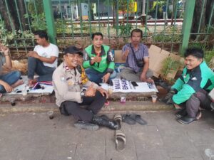Bhabinkamtibmas Gambir Sambangi Komunitas Ojol Stasiun Gambir, Perkuat Sinergi Jaga Kamtibmas