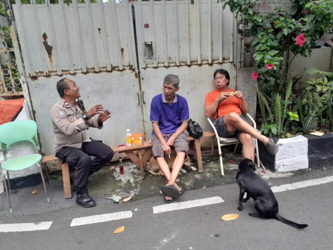 
					Bhabinkamtibmas Gambir Sambangi RW 04, Perkuat Sinergi Warga dan Tokoh Masyarakat Jaga Kamtibmas