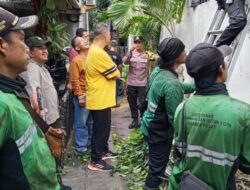 Bhabinkamtibmas Petojo Utara Dukung Aksi “Gerebek Lumpur” Bersihkan Lingkungan RW 08