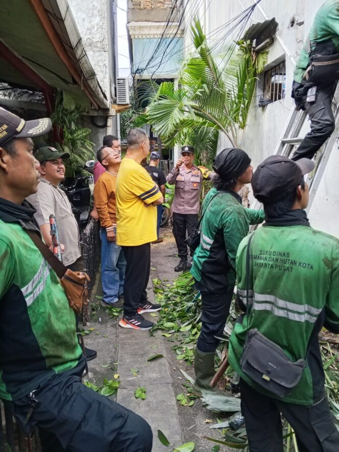 
					Bhabinkamtibmas Petojo Utara Dukung Aksi “Gerebek Lumpur” Bersihkan Lingkungan RW 08
