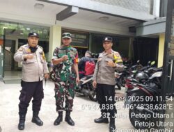 Bhabinkamtibmas Petojo Utara Pastikan Ibadah Minggu di Gereja Bethel Berjalan Aman dan Kondusif