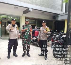 Bhabinkamtibmas Petojo Utara Pastikan Ibadah Minggu di Gereja Bethel Berjalan Aman dan Kondusif