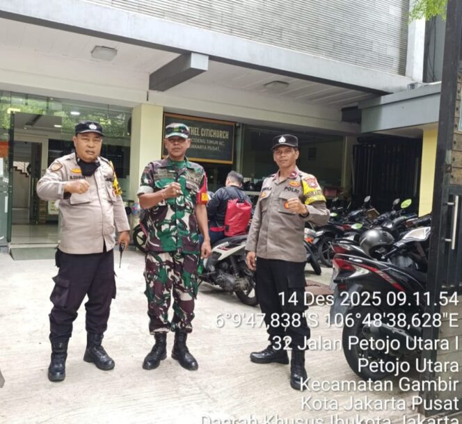 
					Bhabinkamtibmas Petojo Utara Pastikan Ibadah Minggu di Gereja Bethel Berjalan Aman dan Kondusif