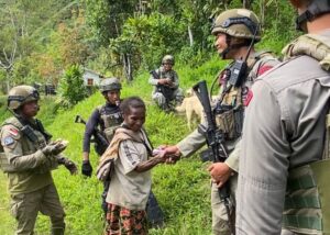 Patroli Humanis Satgas Ops Damai Cartenz di Kampung Apom Kiwirok, Pererat Kedekatan dengan Warga