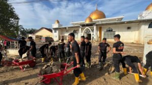 Usai Dibersihkan Personel Polri, Masjid Terdampak Bencana di Aceh Kini Bisa Dipakai Warga