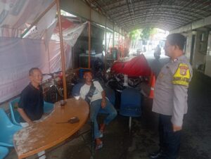 Bhabinkamtibmas Kebon Kelapa Sambangi Warga Jl Pintu Air 2, Perkuat Kewaspadaan Lingkungan