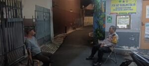 Bhabinkamtibmas Kemayoran Ingatkan Kewaspadaan Saat Sambang Sat Kamling