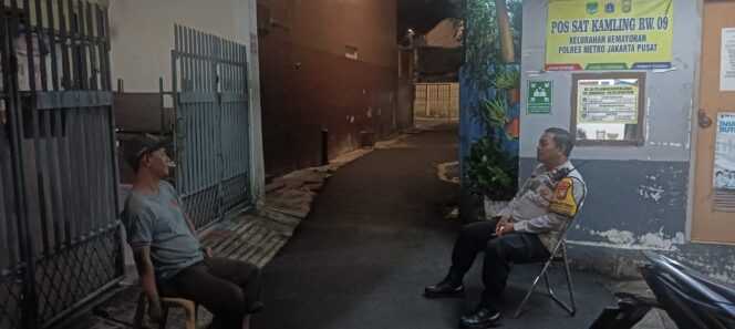 
					Bhabinkamtibmas Kemayoran Ingatkan Kewaspadaan Saat Sambang Sat Kamling