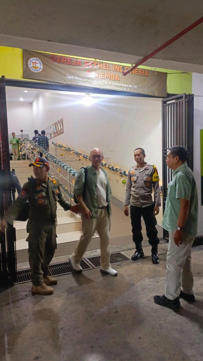 
					Polsek Senen Monitoring Ibadah Natal di GBI Salemba, Situasi Aman dan Kondusif