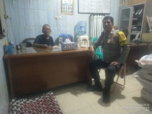 Perkuat Keamanan Lingkungan, Bhabinkamtibmas Galur Sambangi Poskamling RW 06