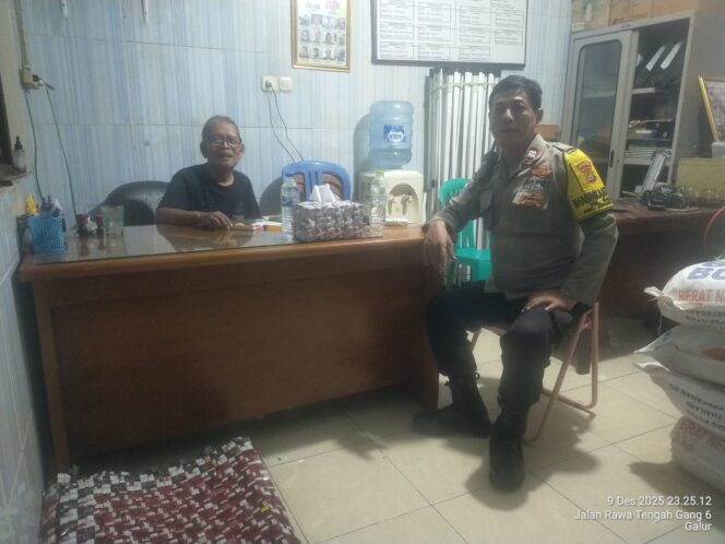 
					Perkuat Keamanan Lingkungan, Bhabinkamtibmas Galur Sambangi Poskamling RW 06