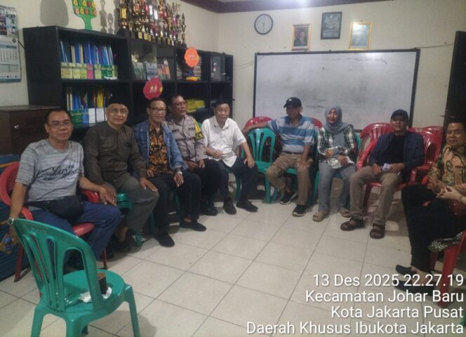 
					Polisi dan Warga Bersatu, Sambang Pos Kamling RW 11 Johar Baru Wujudkan Lingkungan Aman