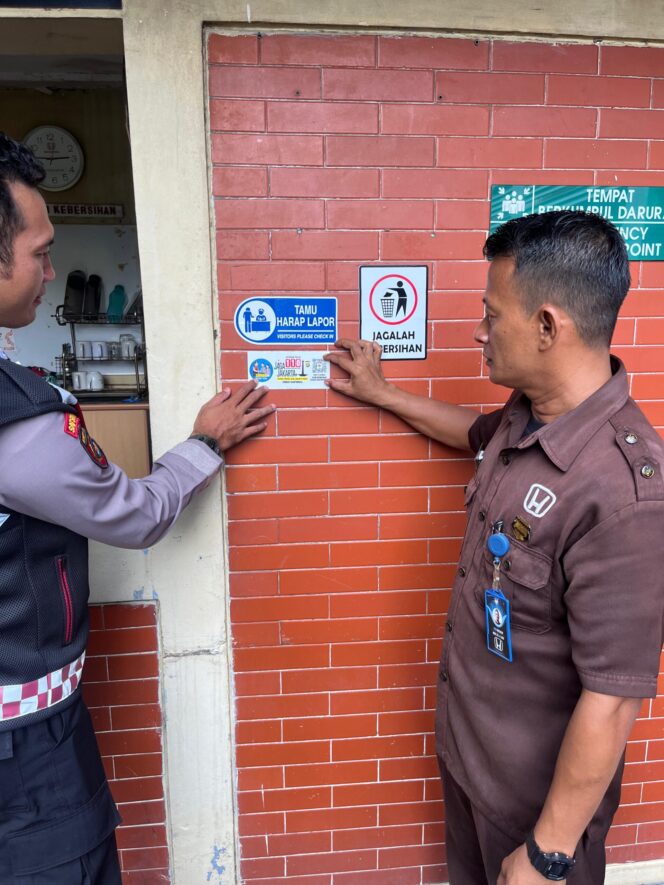 
					Sambangi Bengkel di Jayakarta, Polisi Sosialisasi Barcode Layanan Kamtibmas