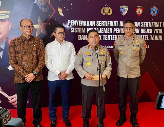 
					Polri Serahkan Sertifikat Audit Sistem Pengamanan Objek Vital Nasional Tahun 2025