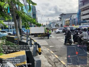 Polisi Hadir Atur Lalu Lintas Pagi di TL Kesehatan, Dukung Aktivitas Warga Gambir