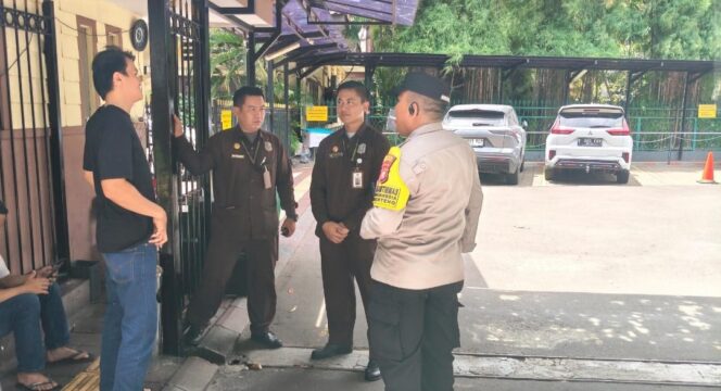 
					Jelang Natal, Bhabinkamtibmas Perkuat Pengamanan Gereja St. Theresia Menteng