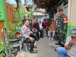 Bhabinkamtibmas Monitoring Tebus Murah Sembako di RW 04 Senen