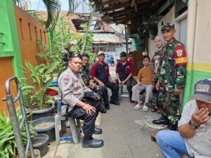 Bhabinkamtibmas Monitoring Tebus Murah Sembako di RW 04 Senen