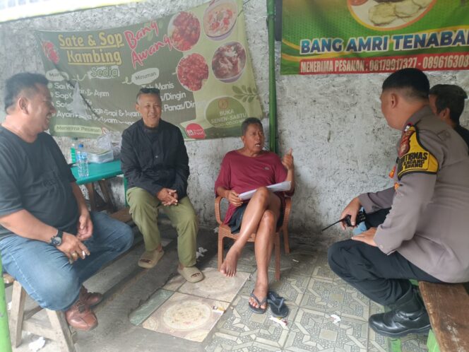 
					Bhabinkamtibmas Kebon Kacang Saling Koordinasi Dengan Tokoh Masyarakat dan Warga RW 05 Memastikan Wilayah Kondusif