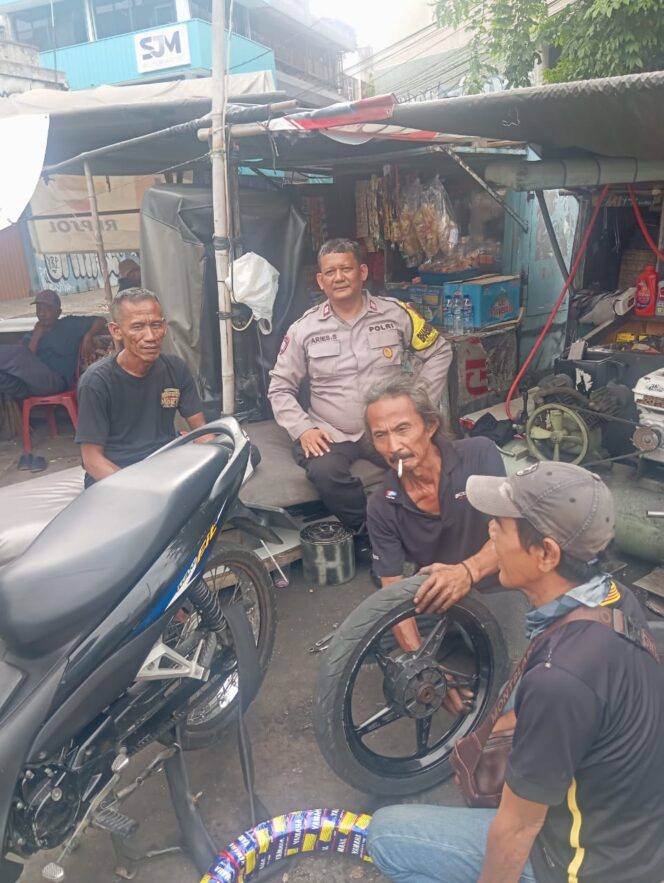 
					Bhabinkamtibmas Kebon Kelapa Sambangi Warga, Perkuat Kewaspadaan Lingkungan