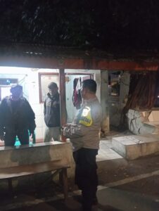 Bhabinkamtibmas Kebon Kelapa Sambangi Pos Kamling RW 01, Perkuat Kewaspadaan Lingkungan