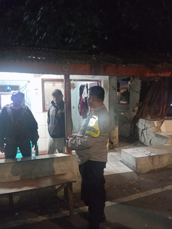 
					Bhabinkamtibmas Kebon Kelapa Sambangi Pos Kamling RW 01, Perkuat Kewaspadaan Lingkungan