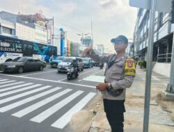 Bhabinkamtibmas Petojo Selatan Laksanakan Pengaturan Lalu Lintas Pagi di TL Caringin