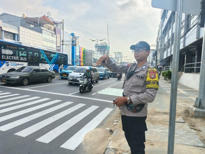 
					Bhabinkamtibmas Petojo Selatan Laksanakan Pengaturan Lalu Lintas Pagi di TL Caringin